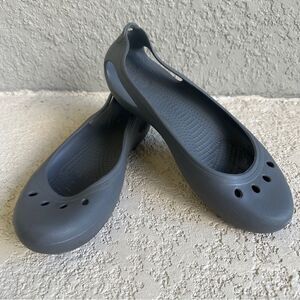Crocs light grey foam kadee ballet inspired flats Sz 10